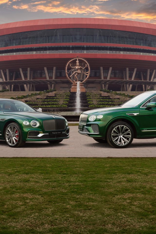 Два зеленых автомобиля Bentley  у здания
