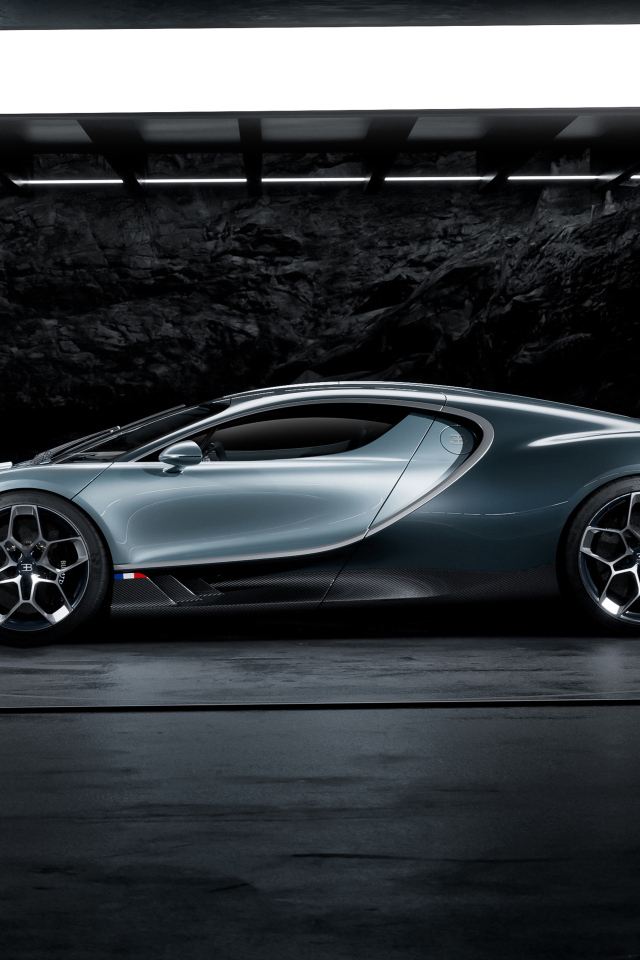 Быстрый автомобиль Bugatti Tourbillon 2024 года вид сбоку