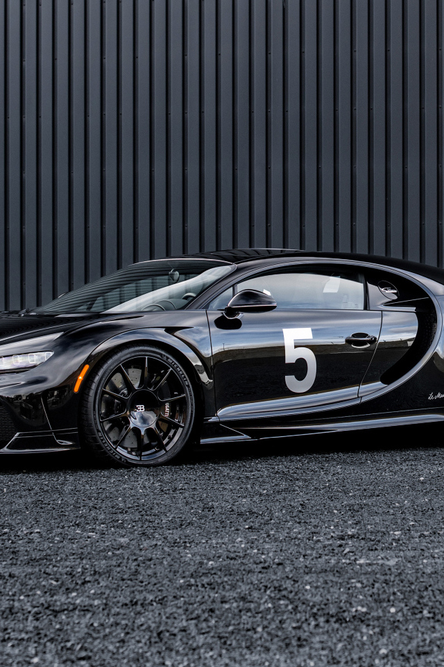 Черный быстрый автомобиль Bugatti Chiron Super Sport Hommage T50S 2024 года