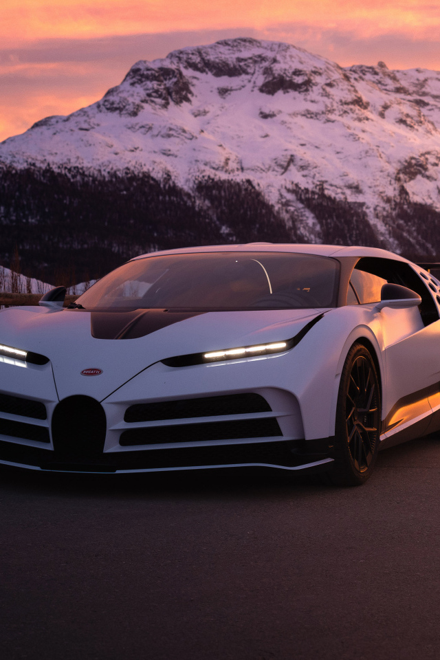 Автомобиль Bugatti Centodieci на фоне гор