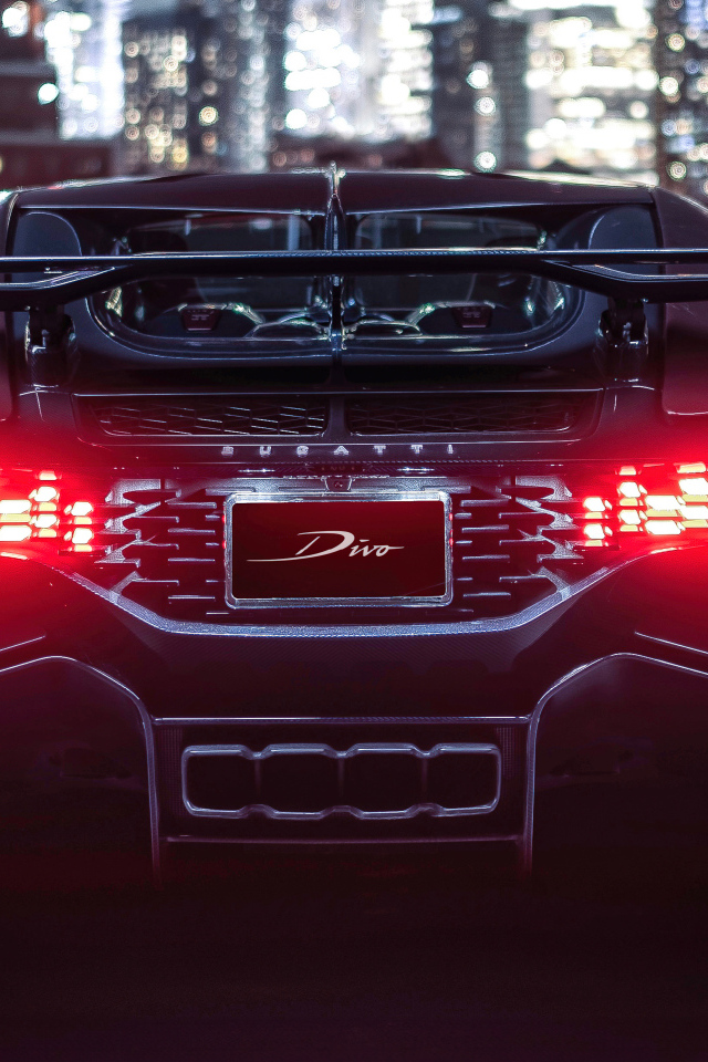 Включенные фары автомобиля  Bugatti Divo