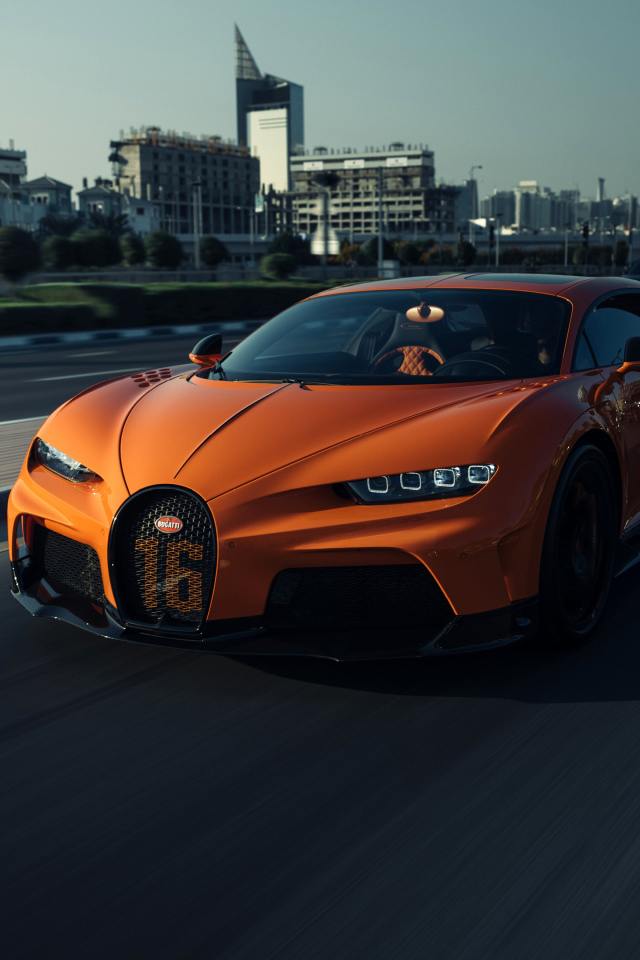 Оранжевый автомобиль Bugatti Chiron Super Sport