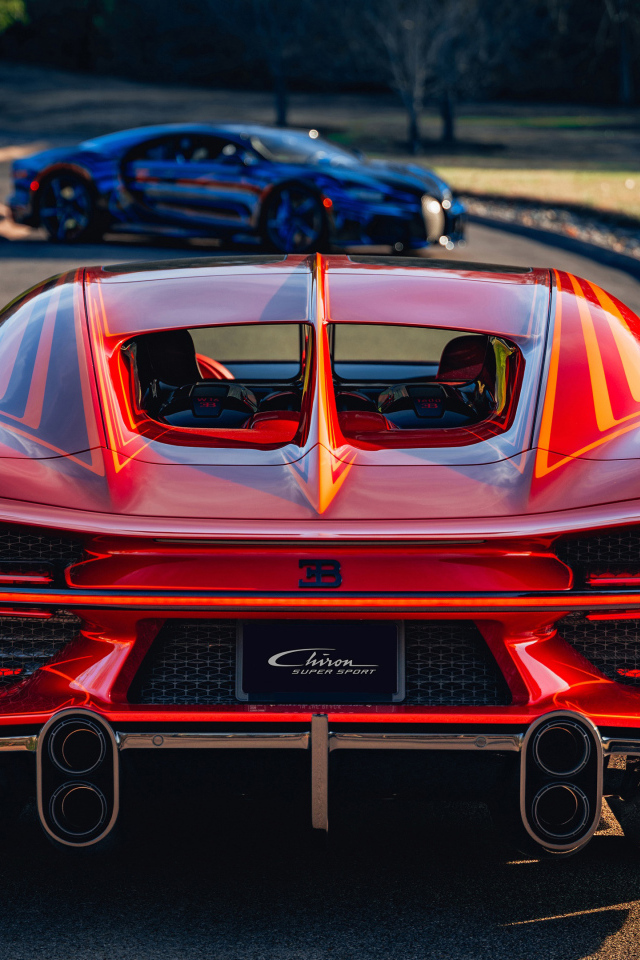 Вид сзади на красный автомобиль Bugatti Chiron