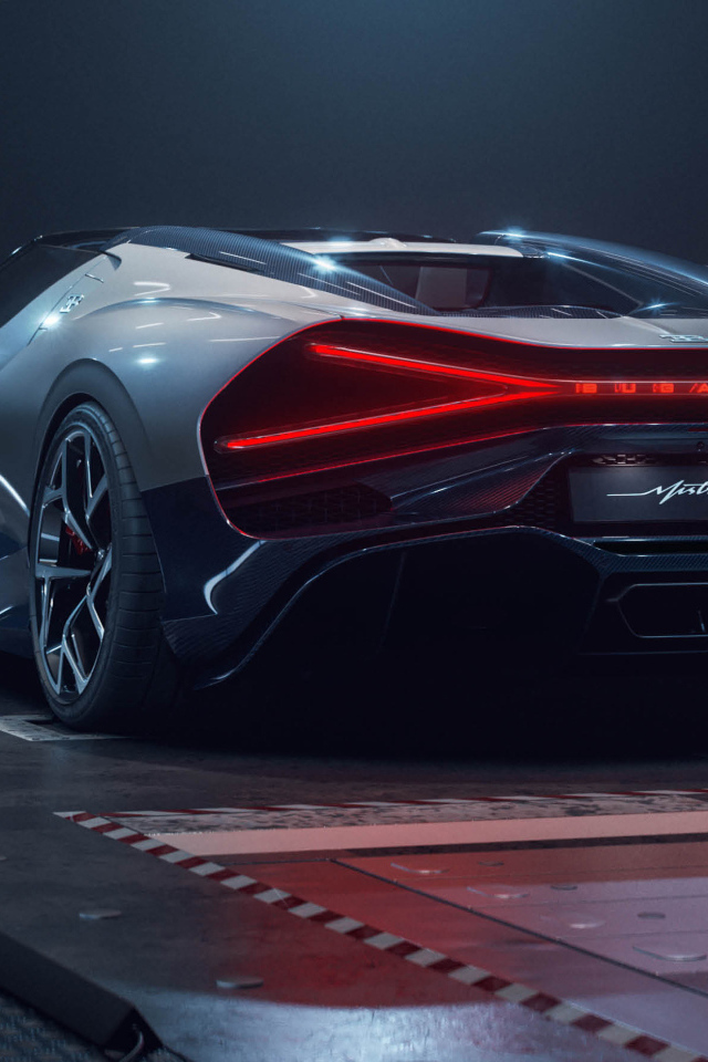 Вид сзади на автомобиль Bugatti W16 Mistral Roadster