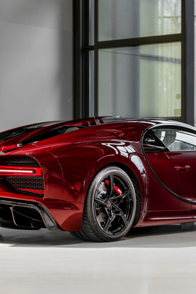 Красный автомобиль Bugatti Chiron Super Sport Red Dragon вид сзади