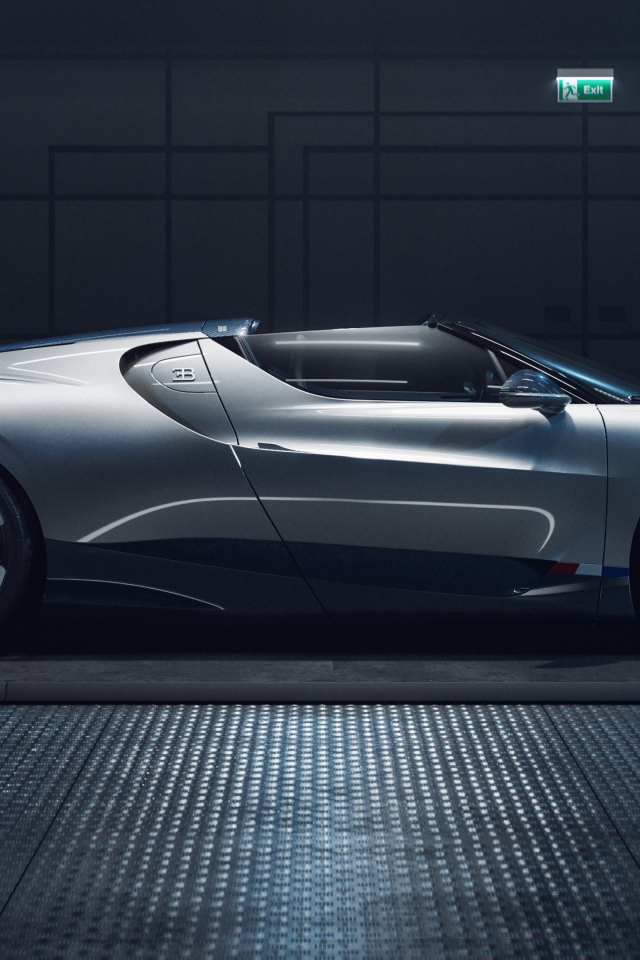 Серебристый автомобиль Bugatti Mistral