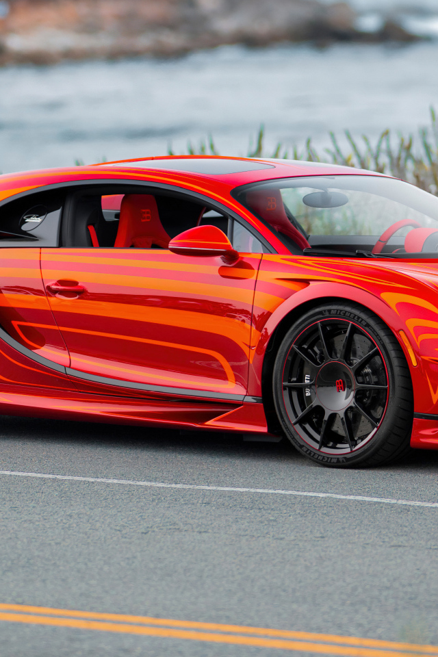 Стильный красный автомобиль Bugatti Chiron Super Sport L'Aura