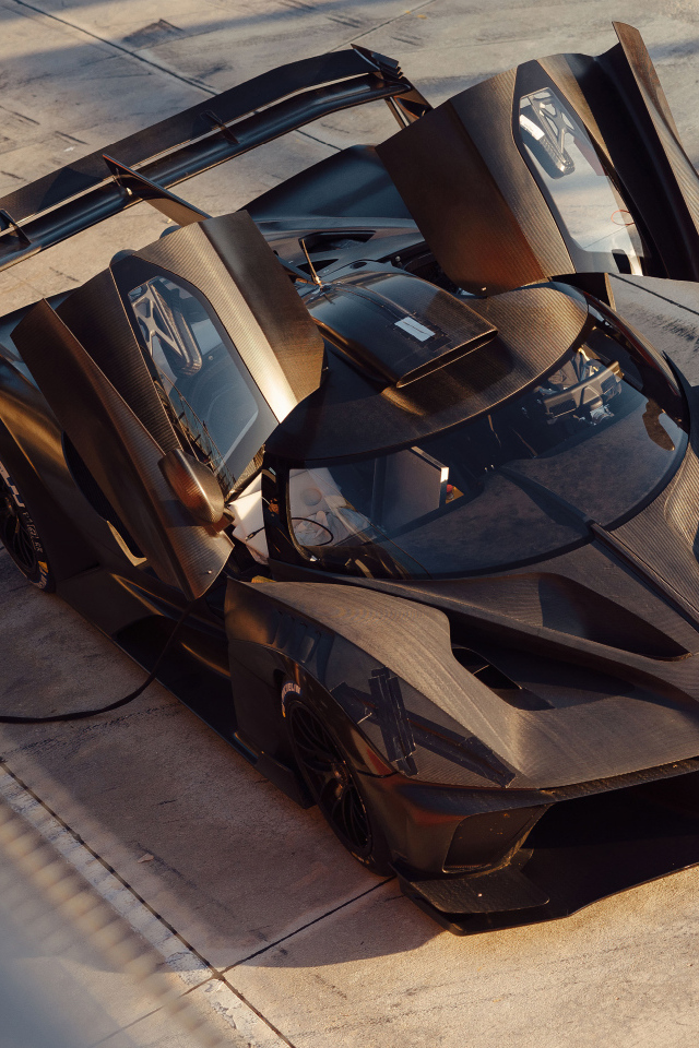 Вид сверху на автомобиль Bugatti Bolide с открытыми дверями