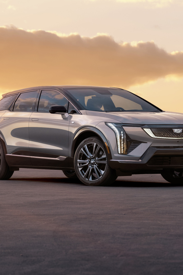 Автомобиль Cadillac Optiq 2025 года на фоне неба