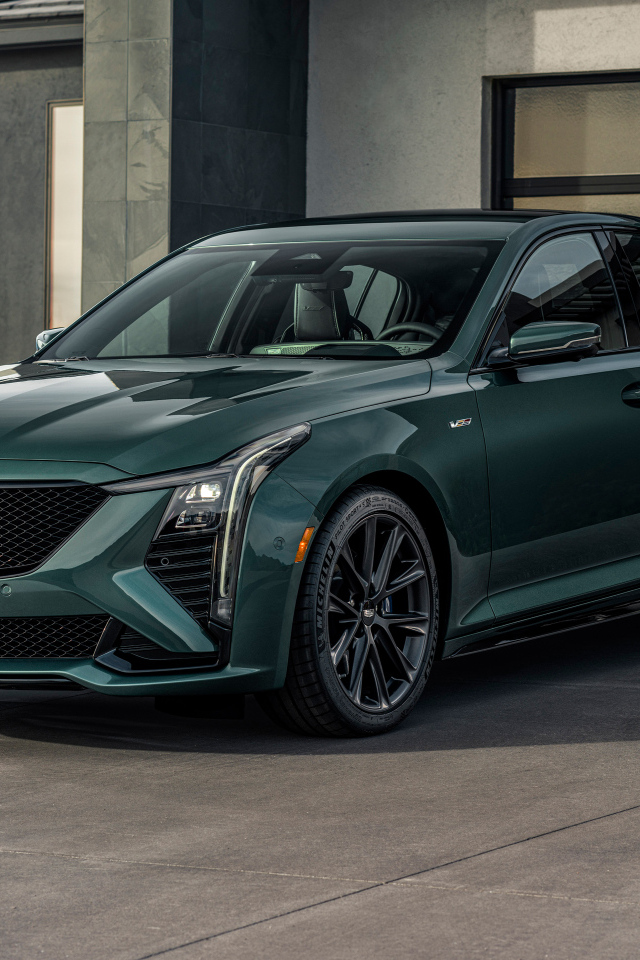 Зеленый автомобиль  Cadillac CT5-V 2025  года