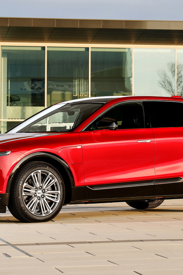 Красный дорогой автомобиль Cadillac Lyriq Luxury