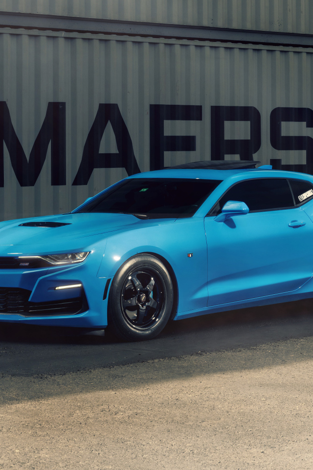 Голубой спорткар Chevrolet Camaro RS