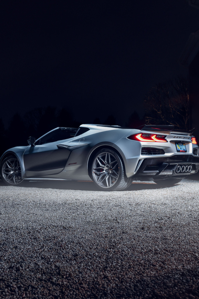 Автомобиль Chevy Corvette Z06 у дома