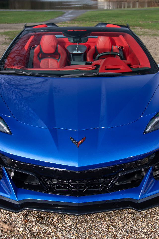 Вид спереди на синий автомобиль Chevrolet Corvette Stingray Convertible Z06