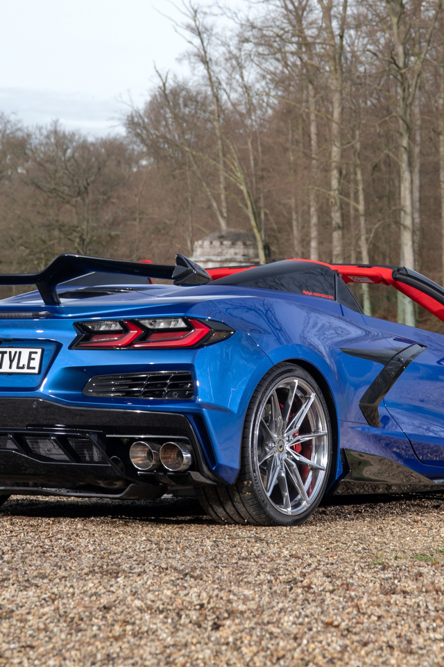 Вид сзади на синий автомобиль Chevrolet Corvette Stingray Convertible Z06