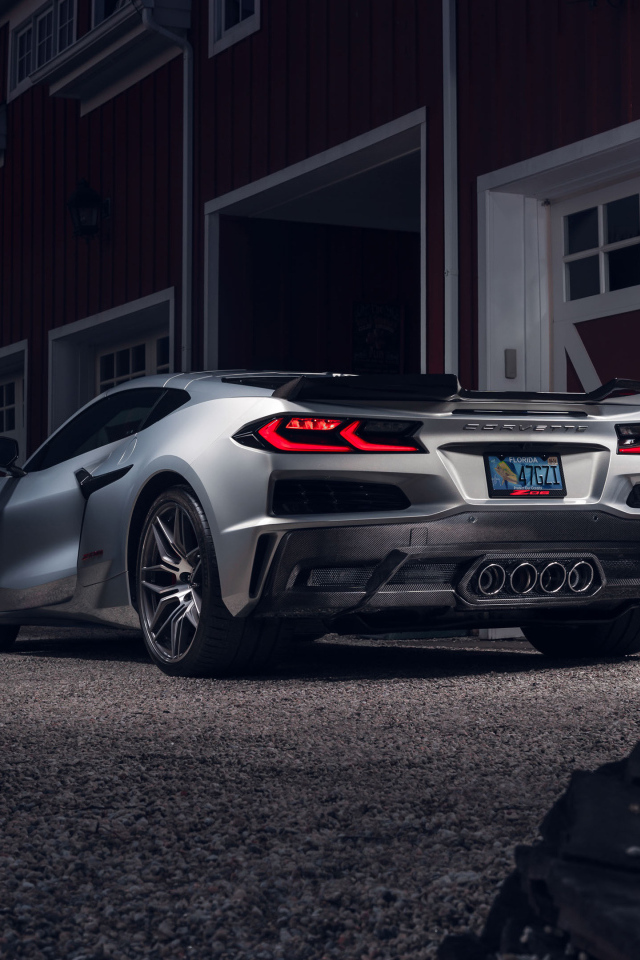 Вид сзади на автомобиль Chevy Corvette Z06