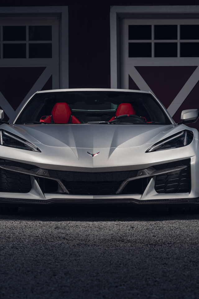 Серебристый суперкар  Chevy Corvette Z06 вид спереди