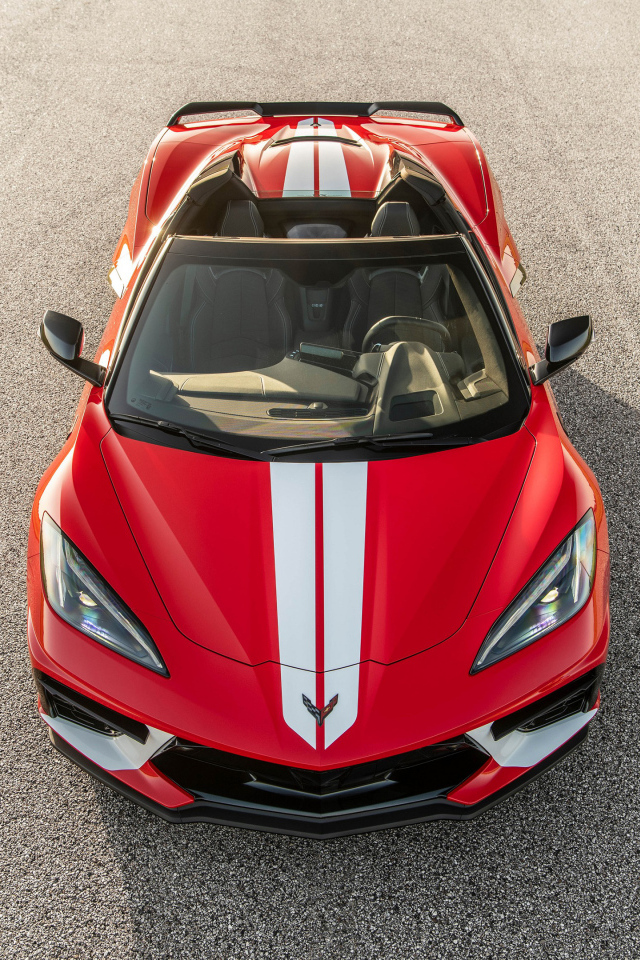 Вид сверху на гоночный автомобиль Chevrolet Corvette Stingray H700 Convertible 2024 года