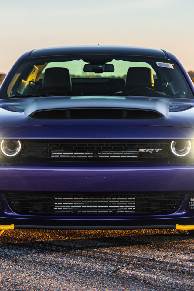 Автомобиль Dodge Hennessey Demon 1700 Twin-Turbo 2024 года с включенными фарами