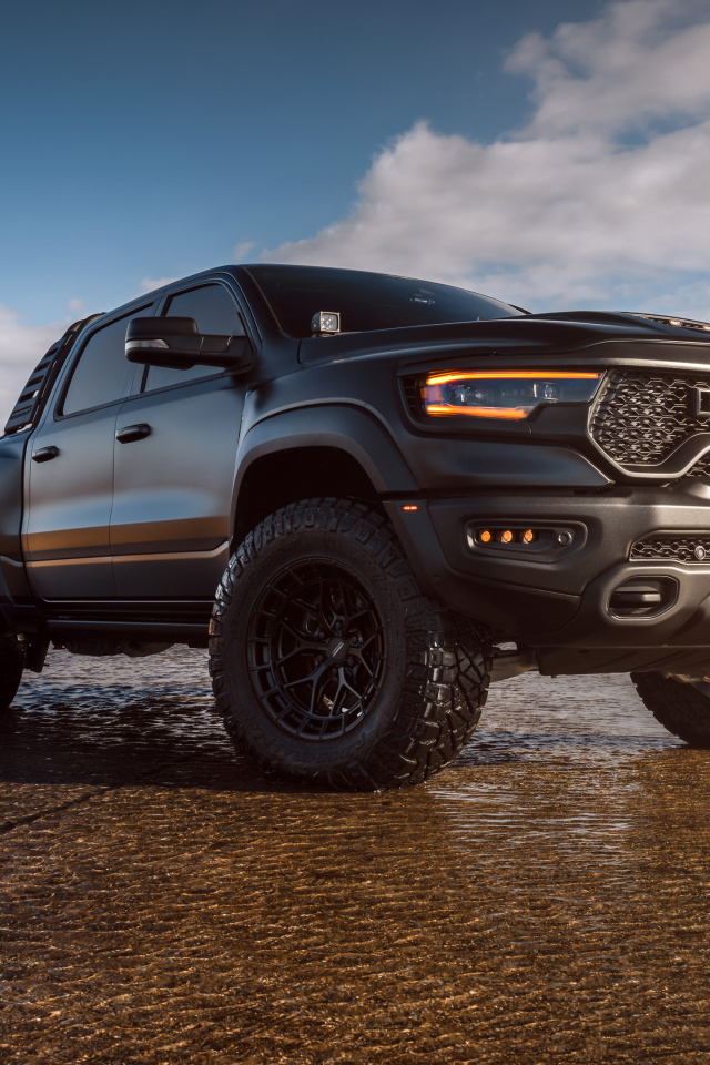 Большой внедорожник Dodge Ram 1500 TRX