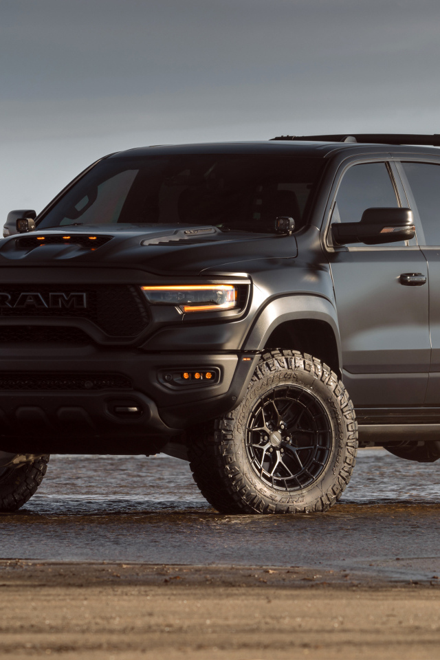 Большой пикап Dodge Ram 1500 TRX