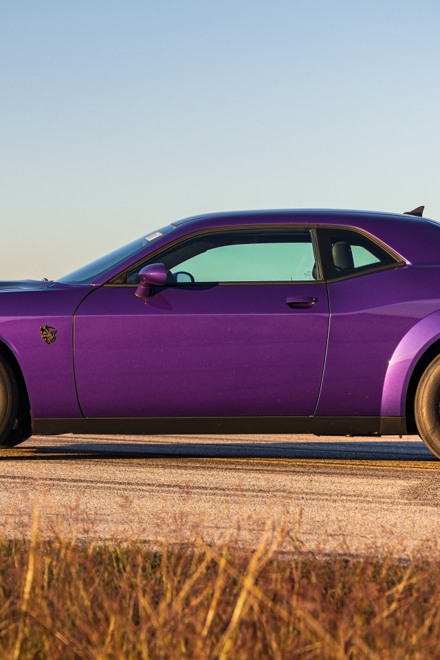 Фиолетовый автомобиль Dodge Hennessey Demon 1700 Twin-Turbo 2024 года