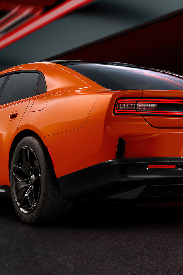 Вид сзади на новый оранжевый автомобиль Dodge Charger Daytona RT 2025 года