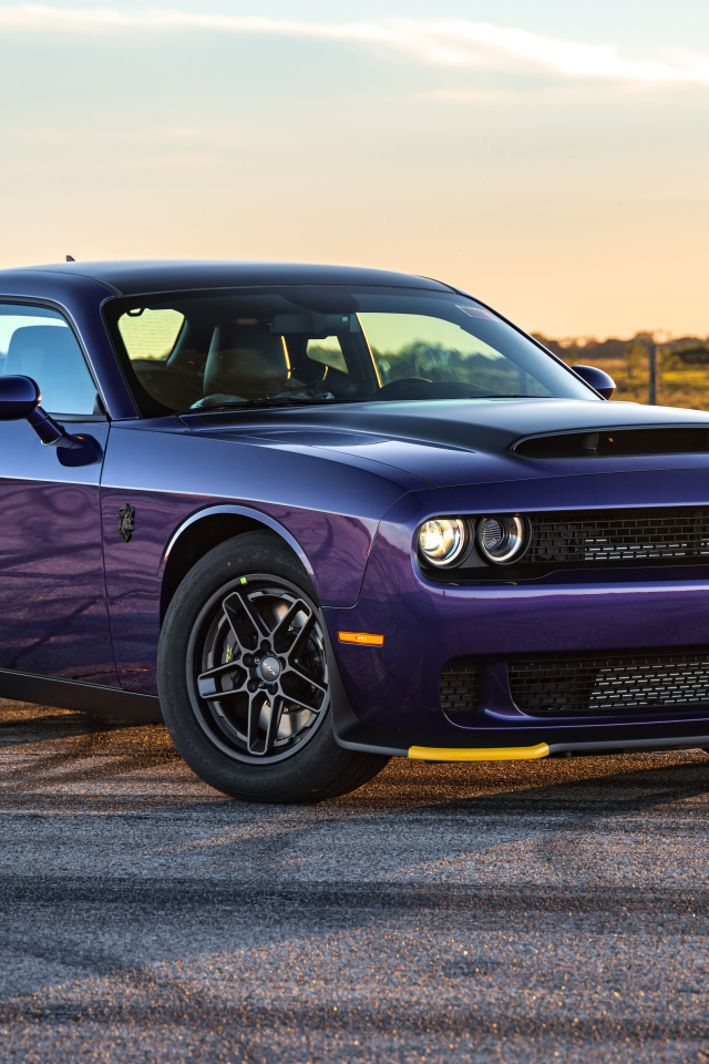 Вид сбоку на автомобиль Dodge Hennessey Demon 1700 Twin-Turbo 2024 года