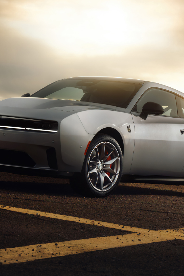 Серебристый автомобиль Dodge Charger Daytona Scat Pack 2024 года на фоне неба