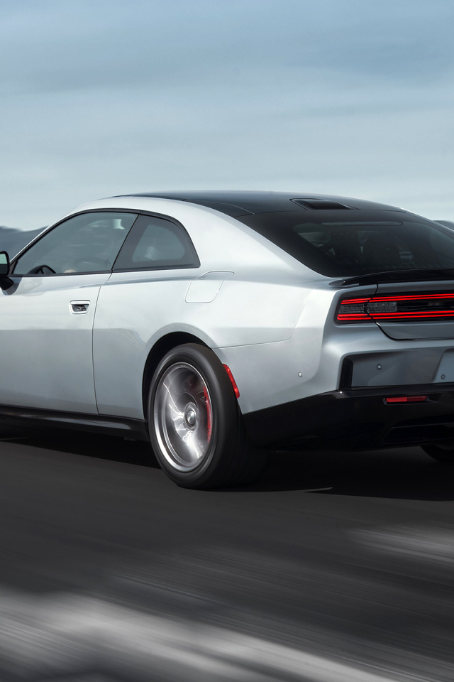 Серебристый автомобиль Dodge Charger Daytona Scat Pack 2024 года на дороге