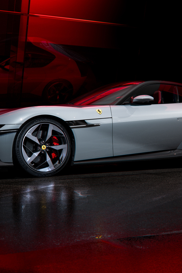 Дорогой серебристый автомобиль Ferrari 12Cilindri 2024 года