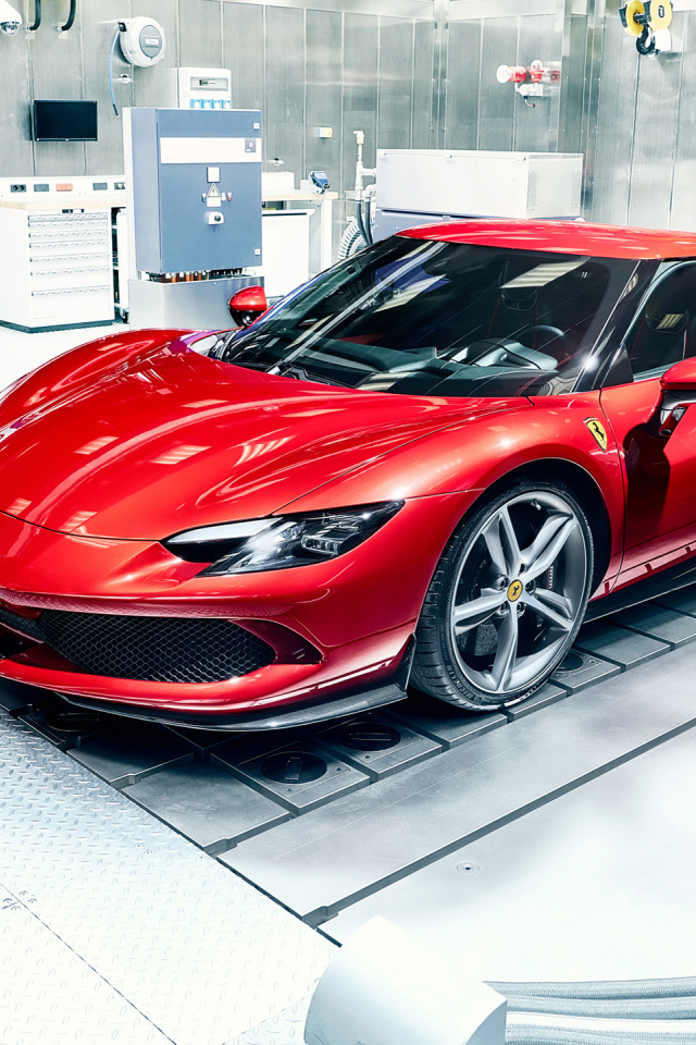 Вид спереди на красный автомобиль Ferrari 296 GTB