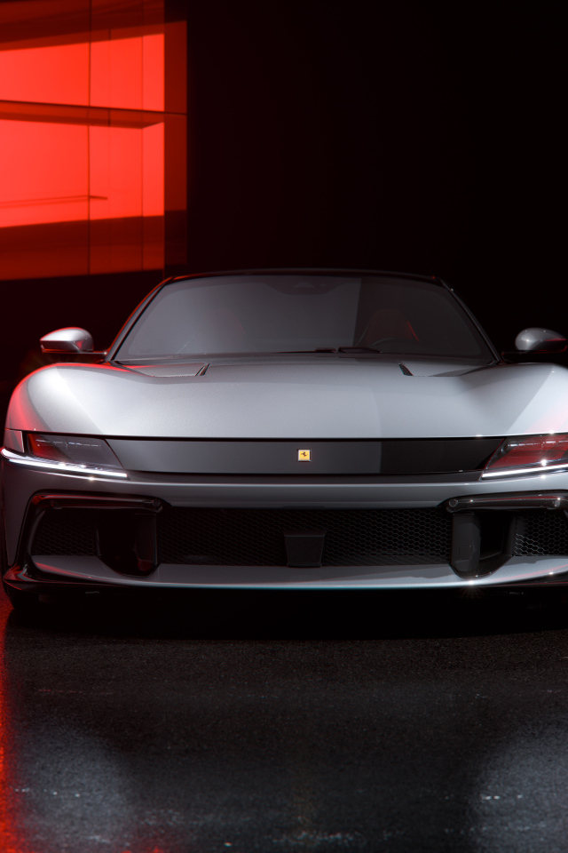 Вид спереди на автомобиль Ferrari 12Cilindri 2024 года