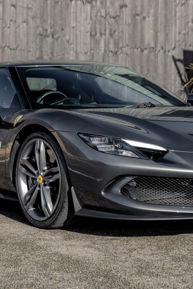 Серый быстрый автомобиль Ferrari 296 GTB