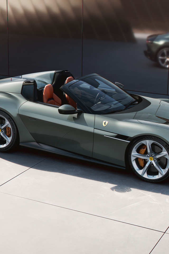 Зеленый автомобиль Ferrari 12Cilindri Spider 2024 года