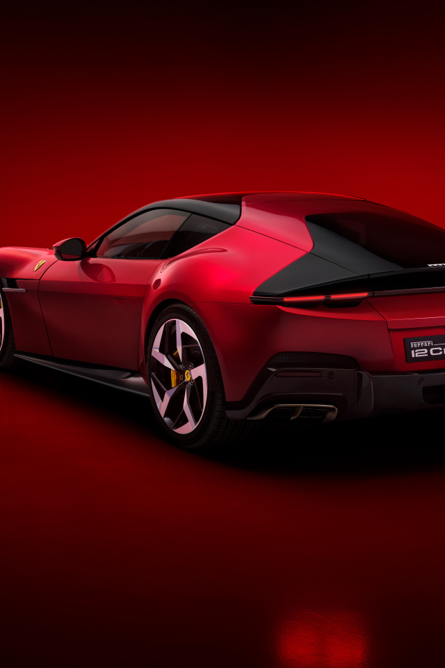 Вид сзади на красный автомобиль Ferrari 12Cilindri 2024  года