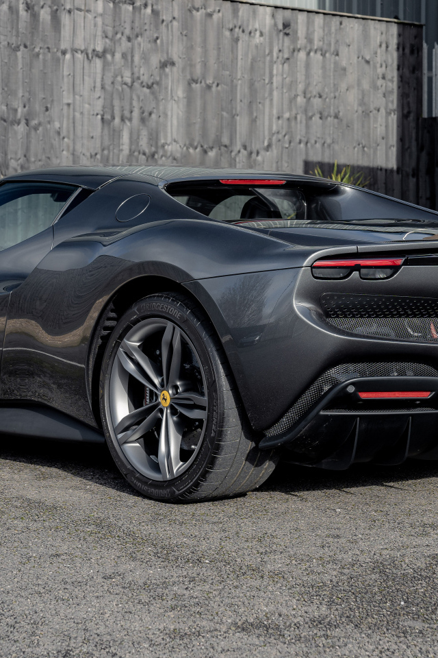 Вид сзади на автомобиль Ferrari 296 GTB