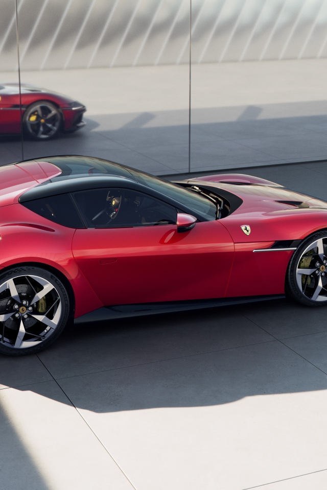 Красный автомобиль Ferrari 12Cilindri 2024 года у стены