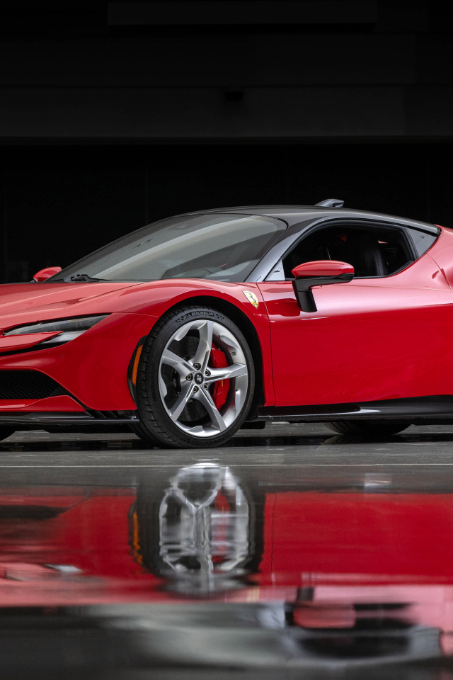 Красный автомобиль Ferrari SF90 Stradale