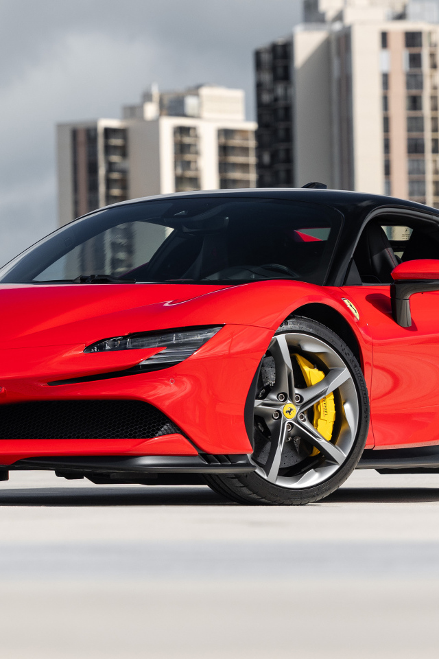 Красный спортивный автомобиль Ferrari SF90 Stradale