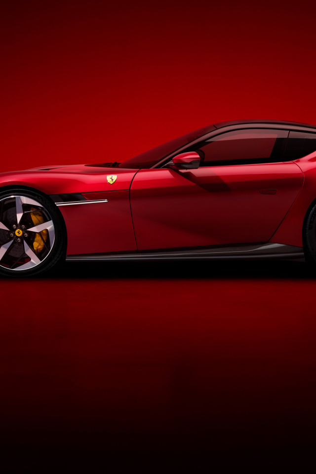 Вид сбоку на красный автомобиль Ferrari 12Cilindri 2024 года