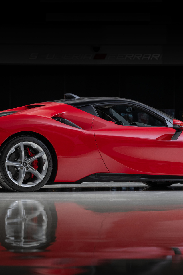 Вид сбоку на красный автомобиль Ferrari SF90 Stradale