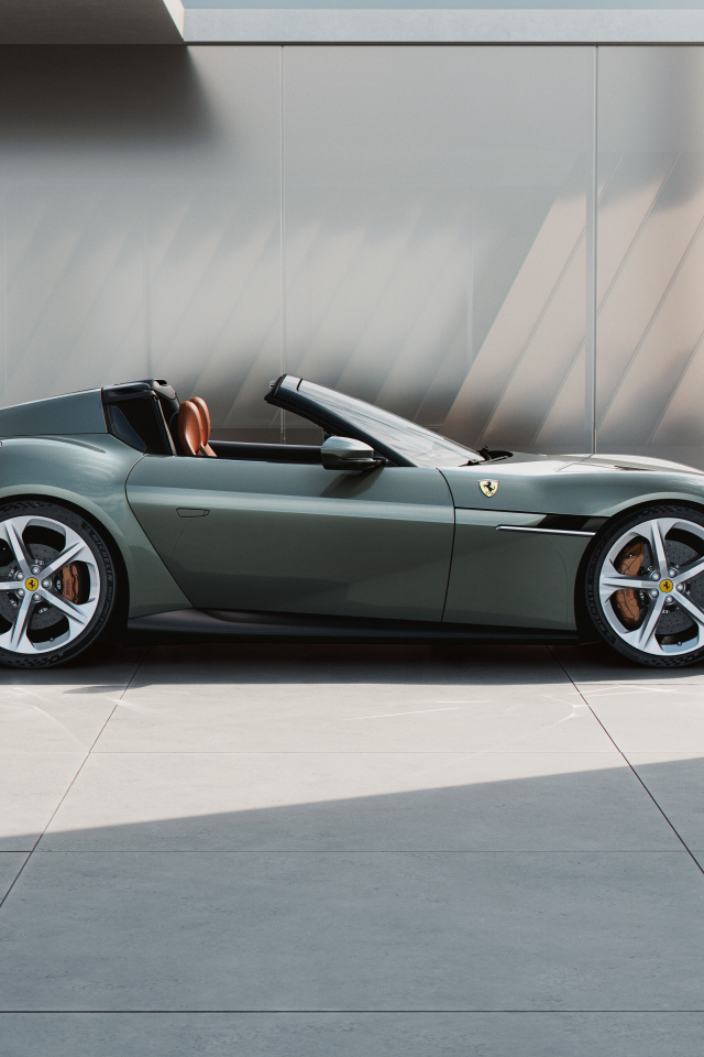 Вид сбоку на автомобиль Ferrari 12Cilindri Spider 2024 года