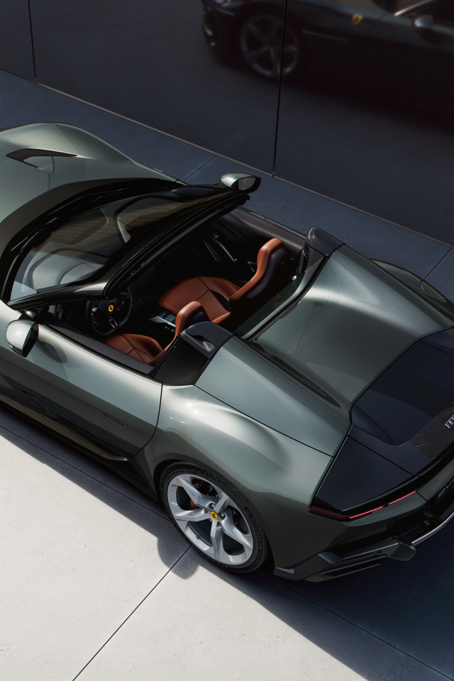 Вид сверху на автомобиль Ferrari 12Cilindri Spider 2024 года