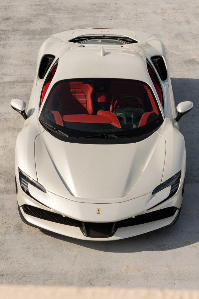 Белый автомобиль Ferrari SF90 Stradale