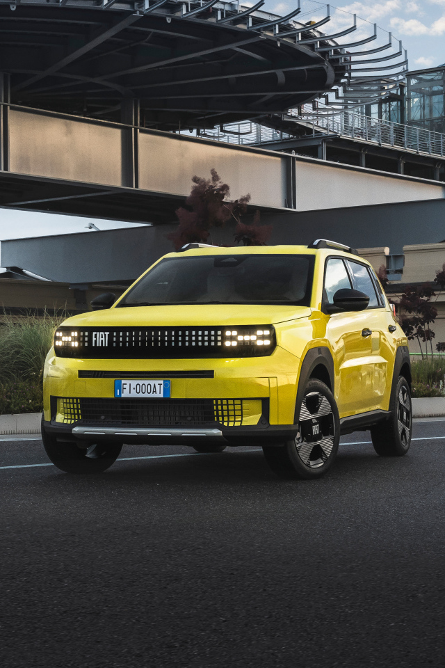Желтый внедорожник Fiat Grande Panda Elettrica