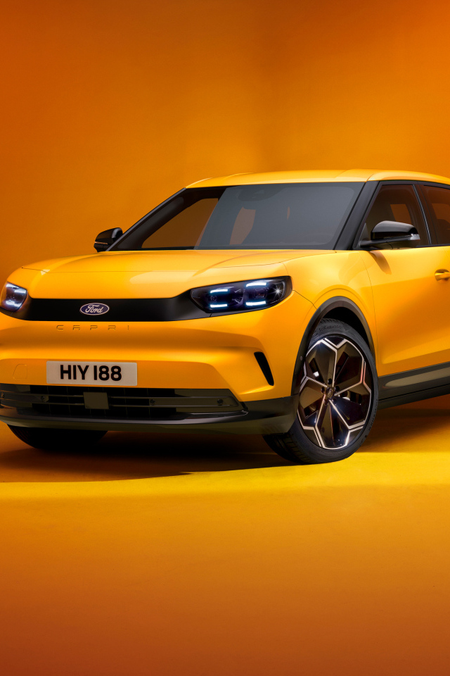 Автомобиль  Ford Capri 2024 года на оранжевом фоне