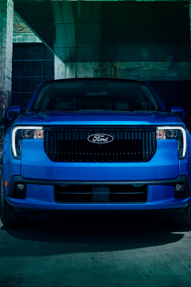 Синий автомобиль Ford Maverick Lobo 2025 года вид спереди