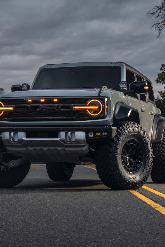 Внедорожник Ford Bronco Raptor на дороге ночью