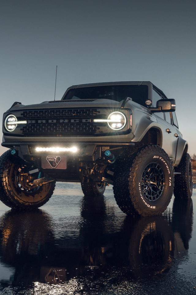 Автомобиль  Ford Bronco Vossen Wheels  на мокром асфальте